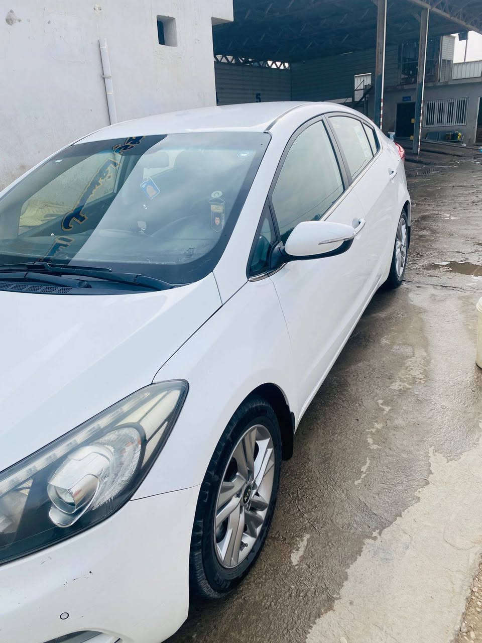 سلام عليكم شباب كيه سراتو مديل ١٤ سياره جديدة معنه الكلمه سياره كفاله بس البنيد براغيه مفتوحة مواصفات اربعه دسك ٥ تجاوي شاشة تحكم سياره جديدة اب معنه الكلمه بل عافيه الي ياخذههه السعر ١٢٢  رقم ***********
