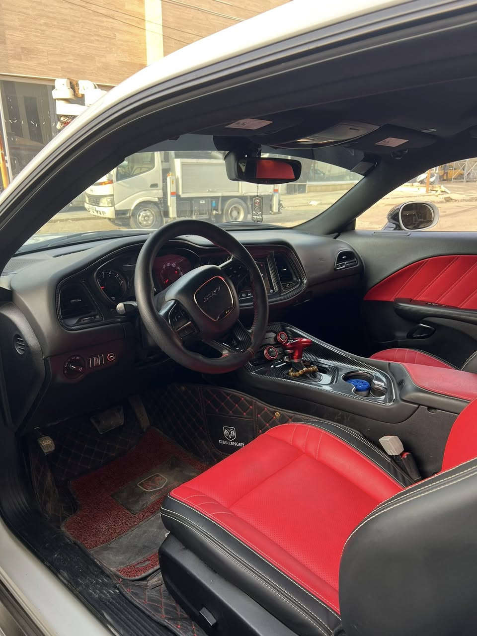 جالنجر 2019 sxt
لون ابيض ماشيه 75.000 
شاشه كبيره كامره خلفيه اناره led 
صدر امامي خلفي نضيف 
كفاله مكينه وكير 
ضرر جاملغ وبنيد 
رقم بغداد باسمي ***********
