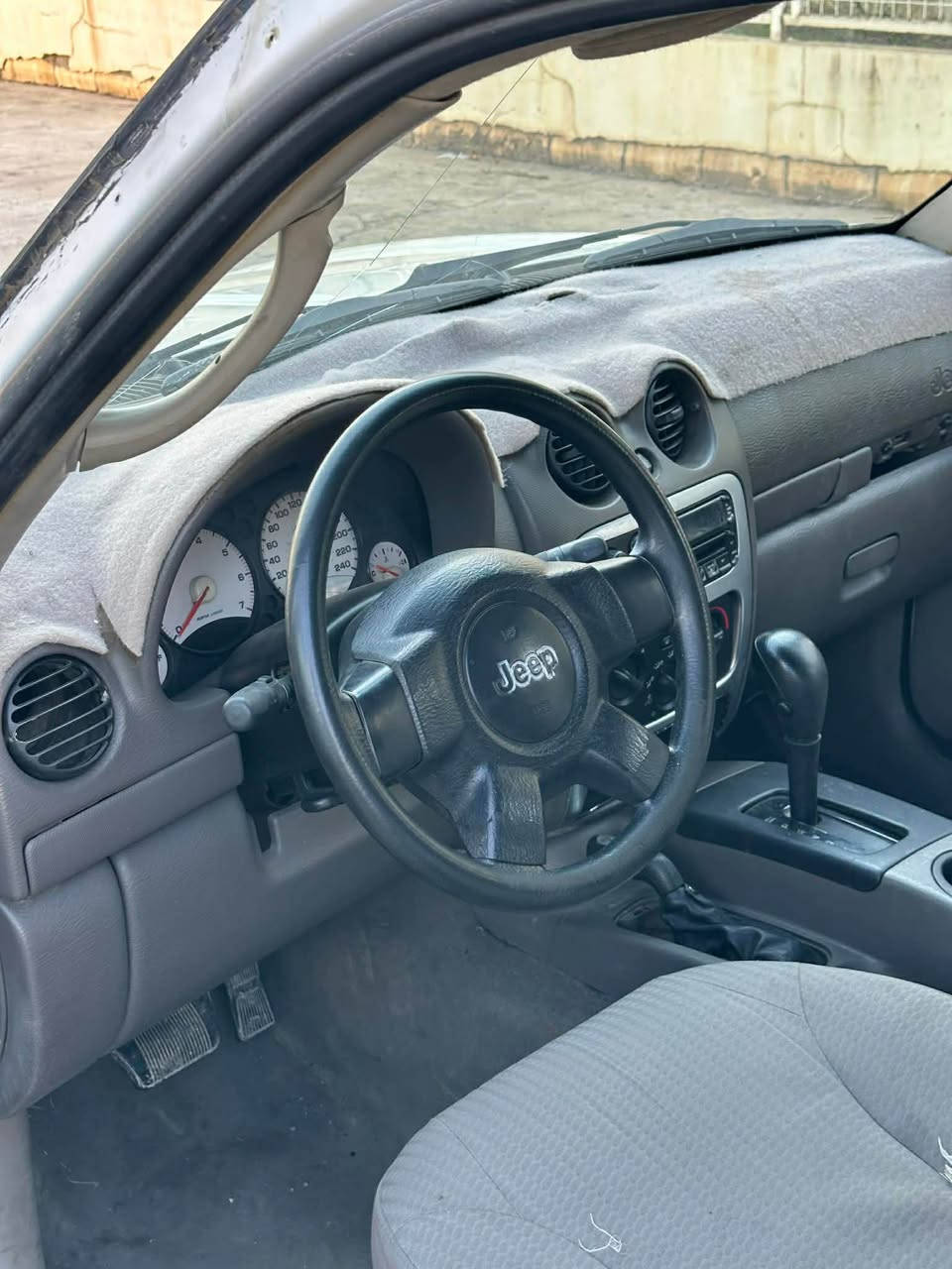 Jeep lebarte

موديل٢٠٠٦
دوبه ى براوه
كيرومه كينه
به شه رت 
سه ياره كه 
گيرتوماتيكه
ده بل ئه كسله
ته برديده جام كاره باى
هه مو كيانى به شه رت
سحرى٤٧مه جال
***********واتساب بشدار, السليمانية
