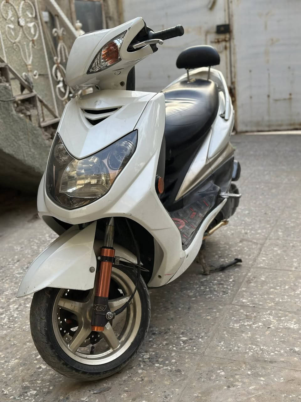 السلام عليكم شباب

 سكنس فحل خمسينية للبيع

عليه تزويد خارجي فقط اصلي مكينه بلاد برغي مامفتوح كفاله دراجه من برغي للبرغي

تزويد عليه 
صدر انسي واي وفج فرندو

فلنجه رياضي ماشادهً أنطيه الك ويه دراجه

قبق بانزين مختلف شكل بستم

ستان بوش اصلي

قبق فلاوين اصلي 

فراك انسي واي ماشاده أنطي الك ويه دراجه

شمعه مال مكينه اصلي مشاده انطيه الك ويه دراجه 

دواسات كاعيه

تجوه اصليه 

قبق كلجات كاربون شوته كاربون فلاوين كاربون 

دبل خلفي رياضي اصلي سبرنك سبع ألوان

بدأت بريك رياضي اصلي مشاده أنطيه الك ويه دراجه

كلجات رياضي شلعه معدل فول💯

يولد دراجه بترابه ماعندي وكت اغسله 😂نضافه كفر 100‎%‎

ملاحضه❗️❗️لحد يكلي شبيه مابيه دراجه من طول لطول بلاد اني شدتله تزويد جماليه نكره سلف كلشي شغال بيه مكينه ناعمه  لون دراجه صدفي مميز 🧏🏽‍♂️سعر خاص اتصل واتساب متواجد

رقم❗️***********
