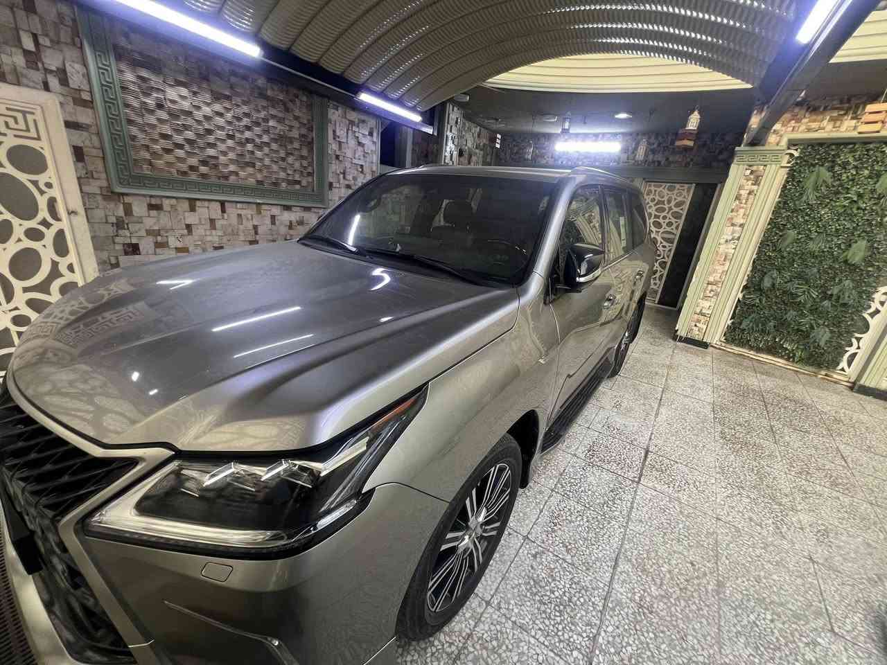 للبيع – Lexus LX 570
موديل 2020 / سوبر سبورت
رقم بغداد مميز 

أعرض للبيع مركبة لكزز Lexus LX 570 سوبر سبورت – أعلى فئة،
والسيارة تحت إشرافي المباشر منذ دخولها، مع استخدام منتظم 

📌 الحالة العامة
• السيارة بحالة ممتازة واستثنائية
• جديدة ونظيفة جدًا
• خالية من الصبغ والضرر نهائيًا
• المسافة المقطوعة 45,000km حقيقي ومضمون
• الفحص متاح لدى أي جهة يعتمدها المشتري

📌 الفئة والمواصفات
• فئة سوبر سبورت – فول مواصفات
• محرك V8 – دفع رباعي 
• داخل جلد احمر كورو  فاخر بحالة ممتازة
• تبريد وتسخين مقاعد
• كاميرات محيطية + حساسات
• بصمات كاملة + كارت 
• أنظمة أمان ومعلومات متكاملة

– تغليف وحماية شاشات المقصورة
• ملحقات وأغراض السيارة مكتملة 100% (بصمات، كارت، أدوات)

📌 الضمانة والإثبات
أتحمل مسؤولية حالة السيارة وممشىها الحقيقي
والفحص شرط من الدعاميه للدعاميه دون أي تحفظ

📍 الموقع . بغداد الدوره 
🚘 الملكية: رقم بغداد – باسمي شخصيًا 
الاستفسار اكثر.***********
