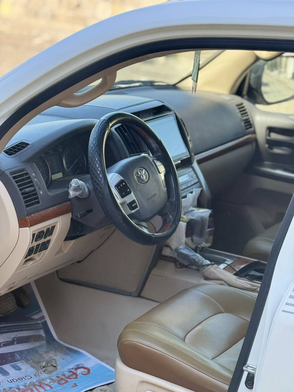 السلام عليكم لبيع لاندكروز مديل 2013 سياره مكفوله من الصبغ مو صفات السياره فتحه بصمه شاشه كامره إماميه خلفيه تحكمات استيرن بصماه ابواب حساسات كشن السايق كهربائي كشنات جلد  مكان السياره بغداد  ترهم مراوس حسب القناعه رقم ***********
