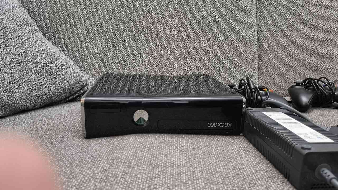 اكس بوكس 360 مستخدم قليل جدا طبعن كل غراضه معاه مع يده يدتين طبعن الجهاز هارد داخلي 150 لعبه كلهن العاب عالميه طبعن كل ملحقاته معاه السعر 150 او بي مجال *********** مشتريه قبل شهر
