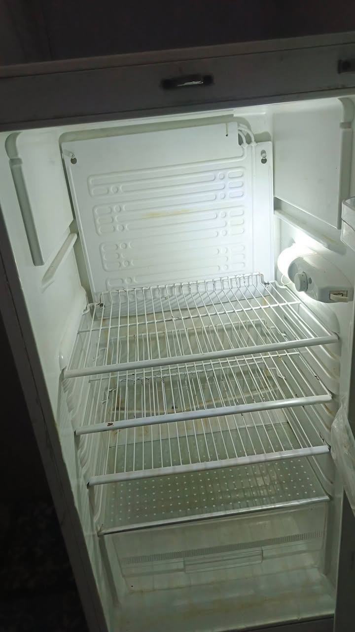 السلام عليكم للبيع ثلاجة ١٨قدم ماركت شارك نظيفة بلادية على وضع الشركةماطور  LG  تبريد وتجميد فول السعر ١٢٥ العنوان الشعب الموبايل ***********
