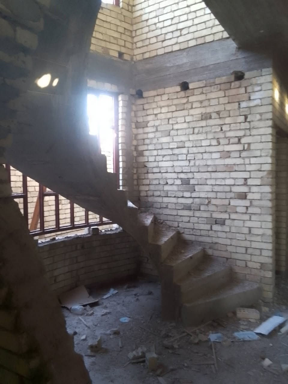 السلام عليكم بيت للبيع مساحة 100متر الواجه 5والنزال 20 مقاطعة 10/2 مربع ال6000 رقم العقار 6935  متكون من صاله ومطبخ وتلاث غرف نوم وصحيات اثنين 
الاستفسار على الارقام 
*********** بي واتساب 
***********
