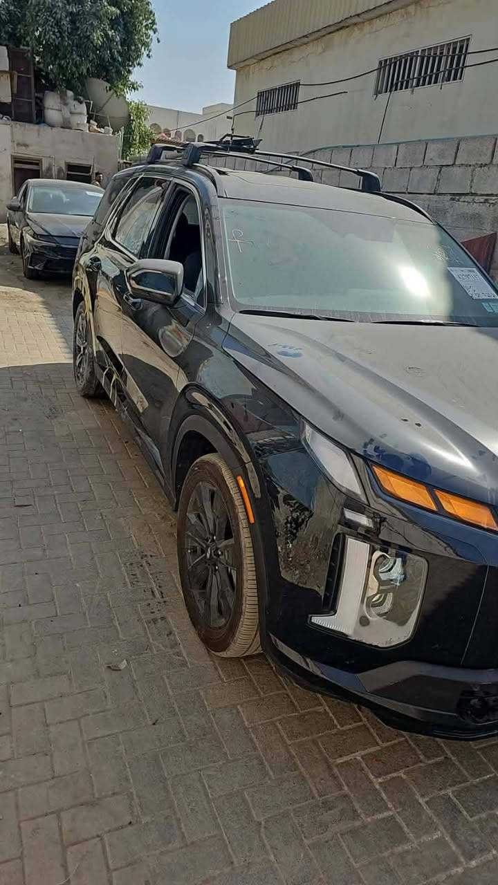 السلام عليكم  هيونداي باليسايد2024 للبيع

الرقم ‭0783 811 2855‬
كتاب شهداء
العنوان الديوانية المركز

ضربه خفيفيه الباب اليمني
palisade2024
فئه
هوك خلفي+دبلا اكزوز+رف سقفي

المحرك8.3لتر v6بنزين تنفسي طبيعي
القوه 295 حصان
العزم262رطل قدم عند5200دورة/دقيقه

القير اوتوتماتيك 8سرعاتWire-by-shift مع دبلات بالمقود
الدفاع الامامي FWDأو دفع رباعي DWA حسب الفئه
اللي بصورة بيها دبل كزوز وهوك فغالباAM

الطول × العرض × الارتفاع: 196.7 بوصة × 77.8 بوصة × 68.9 بوصة
قاعدة العجلات: 114.2 بوصة
الخلوص الأرضي: 7.9 بوصة
عدد الركاب: 7 أو 8 ركاب حسب فئة الكراسي
مساحة التخزين: 18 قدم³ خلف الصف الثالث، 45.8 قدم³ خلف الصف الثاني، 86.4 قدم³ مع طي كل المقاعد
الوزن: حوالي 4,506 باوند للدفع الرباعي
المواصفات الداخلية
الشاشة: 12.3 بوصة للمعلومات والترفيه تدعم Apple CarPlay + Android Auto
العدادات: شاشة رقمية 12.3 بوصة
المكيف: تحكم مناخ أوتوماتيكي ثنائي أو ثلاثي المناطق + فتحات للصف الثاني والثالث
المقاعد: جلد أو قماش حسب الفئة. تدفئة وتبريد للمقاعد الأمامية، تدفئة للصف الثاني بفئة Calligraphy
الشحن: منافذ USB-C بكل الصفوف + شحن لاسلكي
أهم المميزات: فتحة سقف، ستائر جانبية للصف الثاني، باب خلفي كهربائي بدون استخدام اليد 3dc5af038963
الأمان والتقنيات
Hyundai SmartSense: مثبت سرعة ذكي، مساعد البقاء بالمسار، تحذير النقطة العمياء، كاميرات 36 
أهم الأنظمة: التنبيه من التصادم الأمامي مع كشف المشاة، تنبيه الراكب الخلفي، مساعد الخروج الآمن
الوسائد الهوائية: أمامية وجانبية وستائرية للـ3 صفوف 6391af038963
الفئات الرئيسية بالعراق والخليج
SE/SEL: دفع أمامي، جنوط 18، شاشة 12.3، 8 ركاب
XRT: شكل رياضي، دفع رباعي، جنوط 20 سوداء، رف سقفي، دبل اكزوز
Limited: جلد نابا، تبريد مقاعد، كاميرا 360، إضاءة محيطيي
Calligraphy: أعلى فئة، شبك كروم داكن، جلد مطرز، سقف بانوراما مزدوج. ب2024 نزلت Calligraphy Night Edition بلون أسود كامل 8963810f

