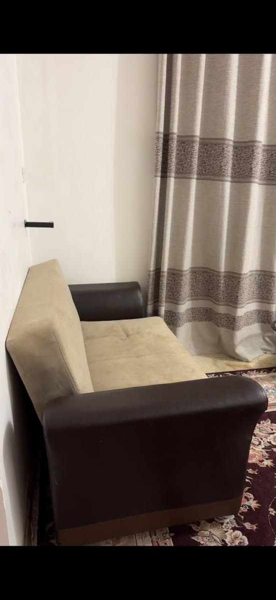 تخم + ديوان + الساعه + البردات للبيع 
السعر ٢٠٠ الف الشراي يتصل عل الرقم ***********
