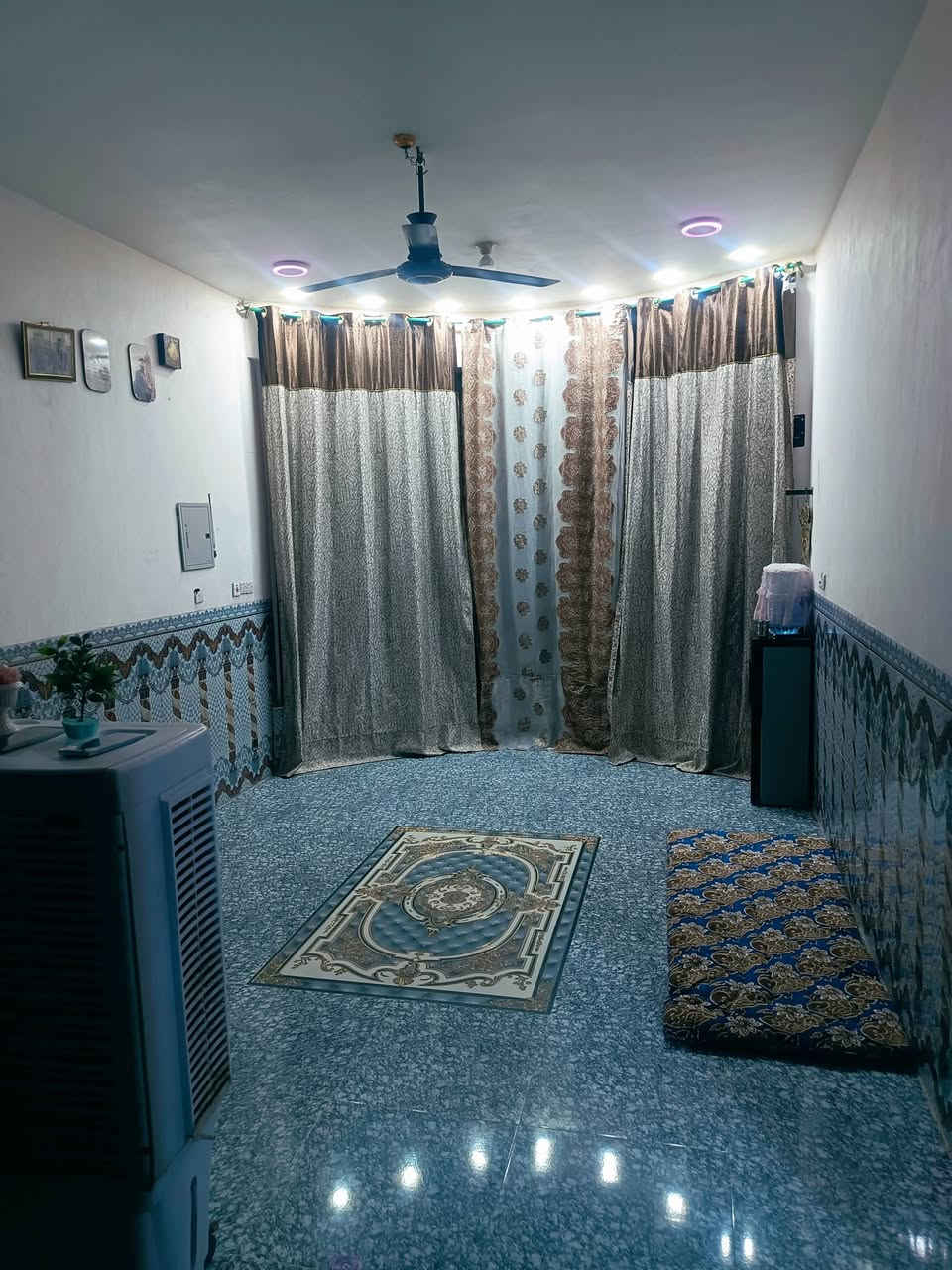 السلام عليكم بيت زراعي للبيع 4غرف نوم  طريق المطار مقابيل مدرسه  زهير خدمات مي كهرباء مجاري السعر 130مليون وبيه مجال للاستفسار ***********
