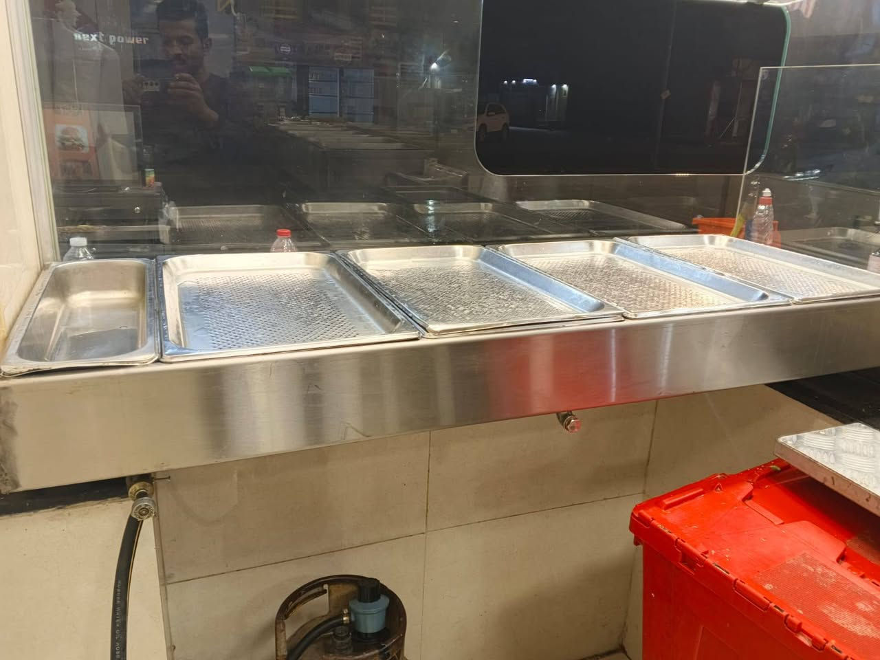 السلام عليكم./
غراض مطعم ل /بيع 
***********
