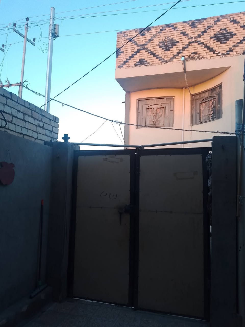 دار للبيع المطار القديم قرب جامع الزهراء البتول مساحه الدار 104 م طابقين يحتوي الدار على طارمه مطبخ صاله استقبال غرفتين ثلاث حمامات مكشوفه الدار أساس شيلمان طابوق جمهوري كاشي سيراميك البيت عالي عن شارع
مخزن بسطح للاستفسار اكثر الاتصال على الرقم صاحب دار
***********
