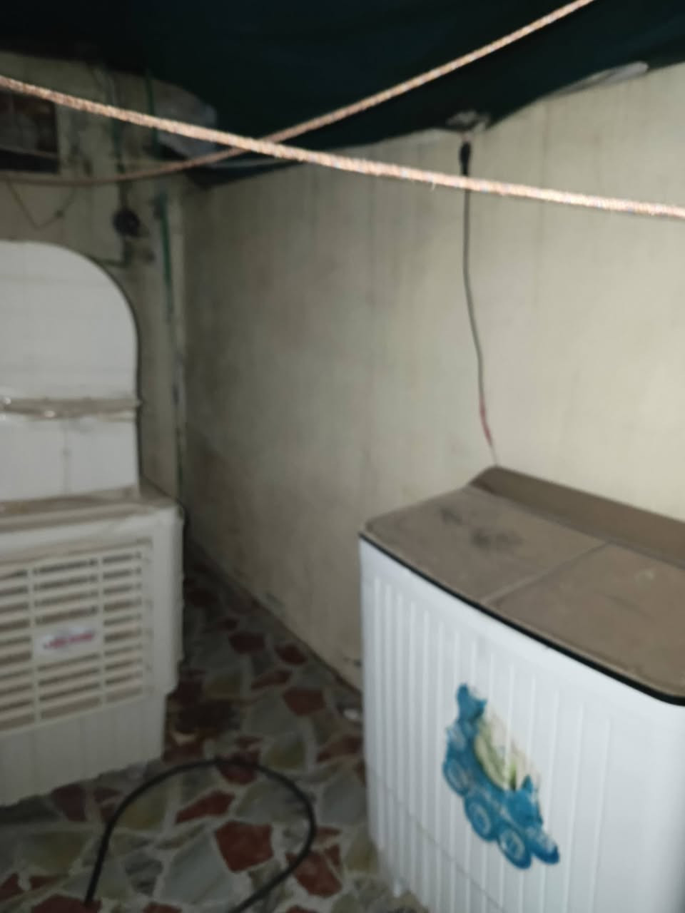 سلام عليكم اخون بيت مساحه 130 معامله تطويب كامله من كل نواحي عنون كاطون رازي شارع  مدارس فرع  ابومشتاق وكيل 60 بيه مجال ***********
