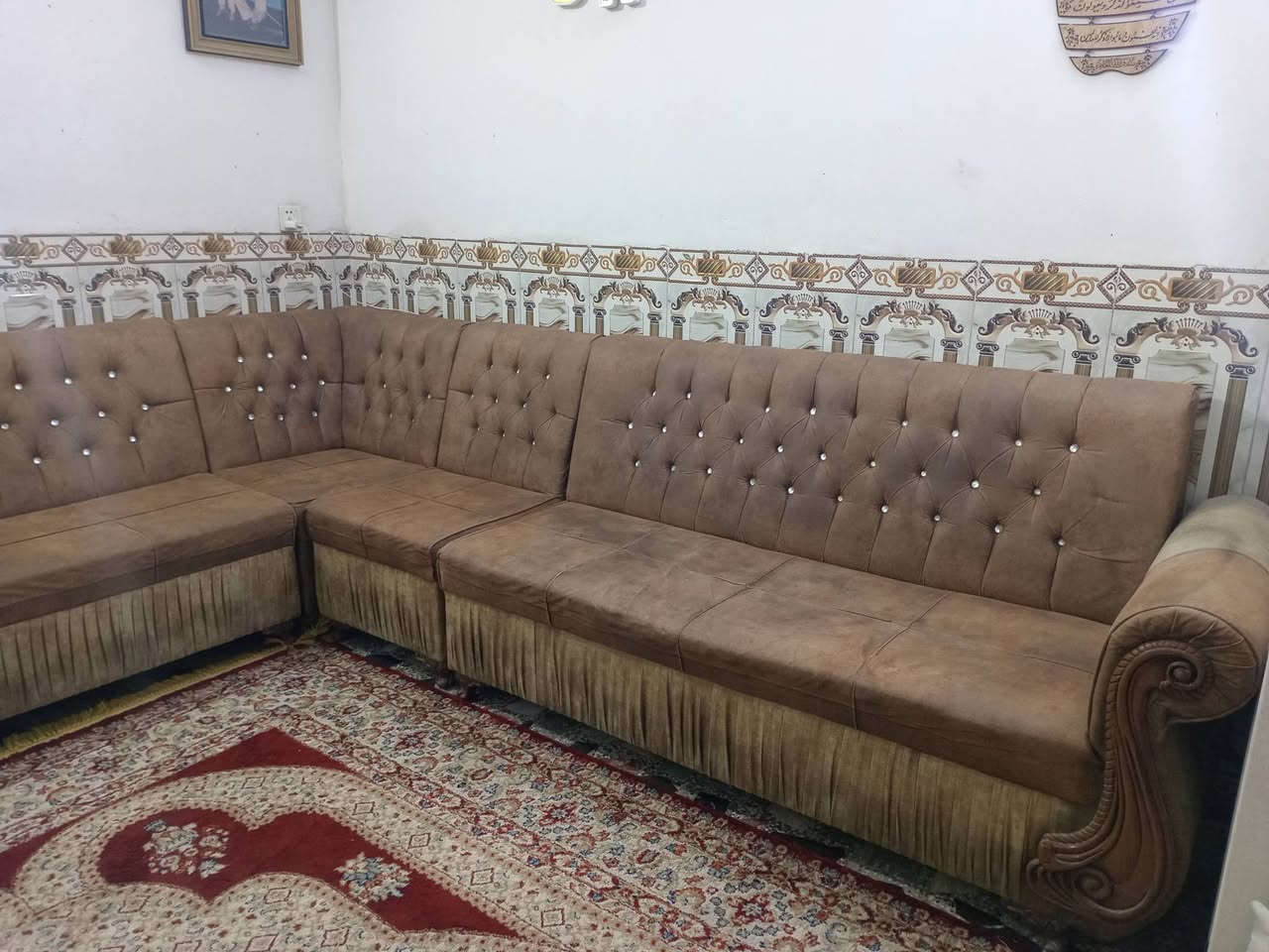 سلام عليكم عندي تخم ديوان عشر مقاعد مستعملة للبيع العنوان بغداد التواصل على الرقم وتساب *********** وبيها مجال

