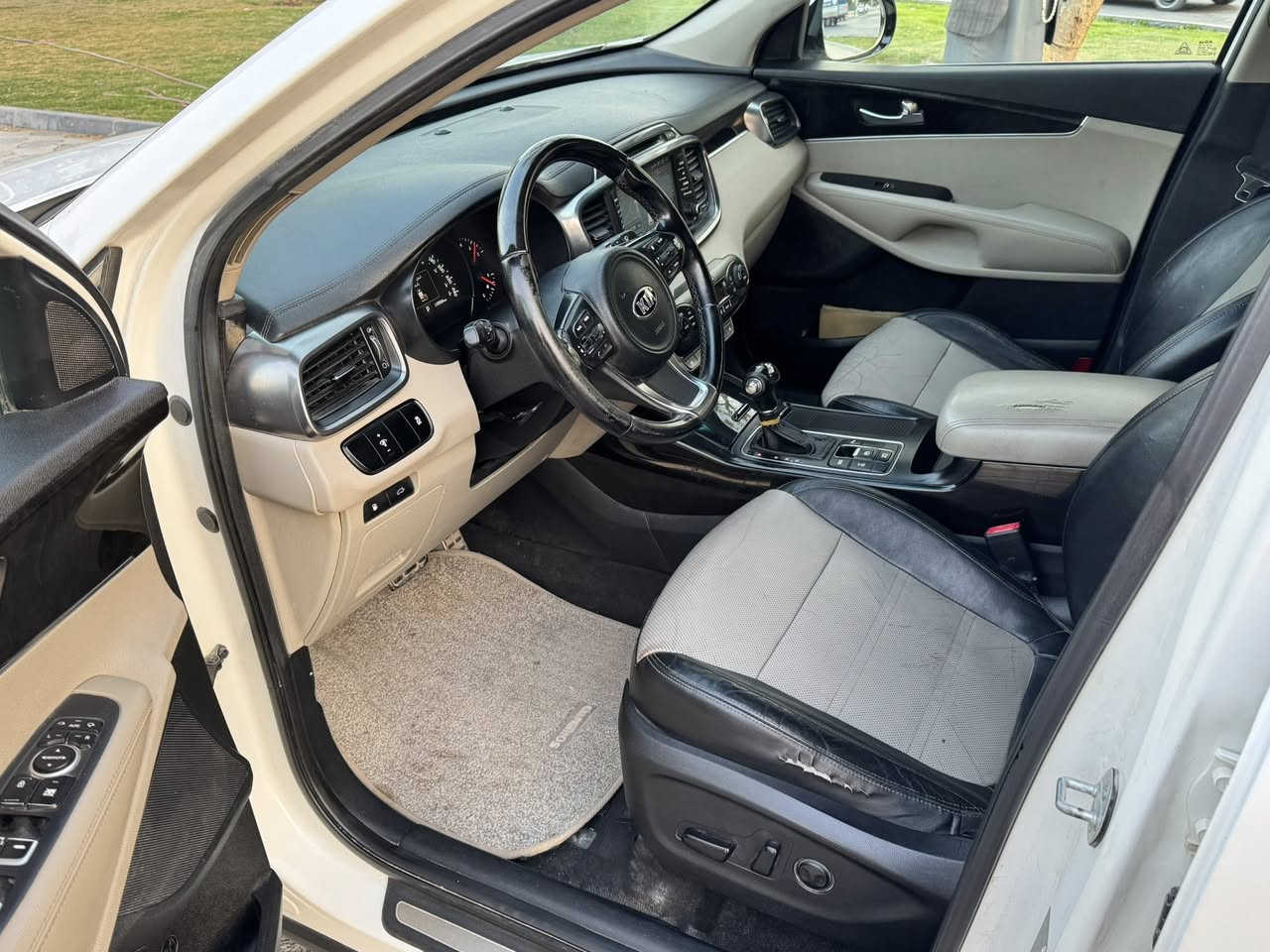 السلام عليكم سورنتو ٢٠١٦
رقم بغداد دولي باسمي سنويه و هزه جديده 
خليجي  مكفولة من الصبغ و التبديل فول مواصفات ١/١ بصمه  محرك ٦ سلندر بانوراما فور ويل هندبريك دكمه و جلد كشنات تدفءه و تبريد و جنطه كهرباء و لايت زينون و زراك لايت  و بك لايت لد و ٧ راكب و ٣ قطع تبريد  و السياره محرك و كير بلادي ما مفتوح و ماشيه ١١٥ الف و السيارة بيهه شويه بارد بلحافه مال قبق الجنطه كد شبر .  تخم تاير و صدر جديد و مكان السياره بغداد حي الجهاد السعر ٢١٢ ورقه و هذا رقمي *********** علي
