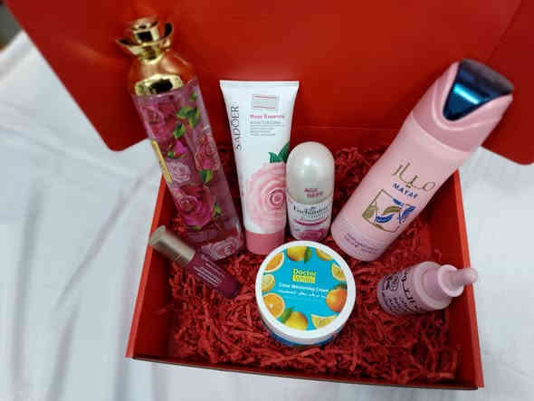 🎁✨
عروض رأس السنة بلّشت… ومحل حجابات وكوزمتك الهادي 2  جابلكم أحلى باكيت عناية للبشرة والجسم!
😍💖

📦 باكيت عناية كامل داخل بوكس مرتب وجاهز للإهداء:
🌹 معطر جسم راقي
🌸 كريم يدين ناعم بالرائحة الوردية
💄 قلم حمرة أنيق
🧴 مزيل تعرق لطيف
🍊 كريم ترطيب برائحة الحمضيات
💧 قطرات معطره للجسم والشعر 
💗 سبراي جسم منعش

✨ شكل الباكيت روعة ومناسب كـ هدية رأس السنة
✨ الكمية محدودة 🔥
✨ متاح من هسه لحد نفاد المخزون

📍 حصرياً في: حجابات وكوزمتك الهادي  
😊 نورتونا… وأعياد سعيدة مقدماً 🎉❤️
   للحجز المراسلة واتس اب ***********
