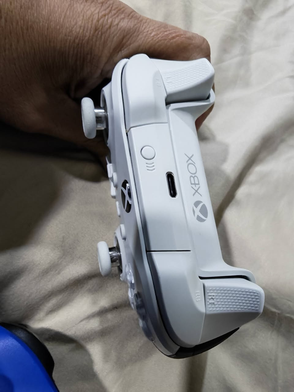 جيستكات عدد ثنين وحده ايليت 2 والثانيه عاديه لون ازرق
الزرقه بيها درفت بالكير الايسر فقط 
نظيفات جدد غير مفتوحات للمراوس مع العاب بلي ستيشن 5  او جويستكات بلي 5
مكاني بغداد زيونه ***********
