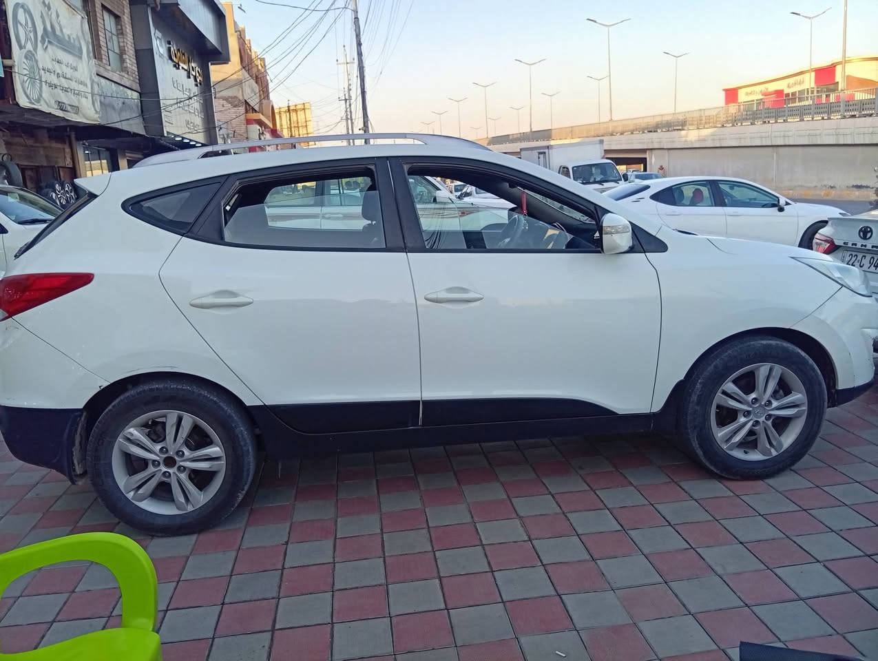 توسان خليجي موديل 12 لون ابيض غير محدد
السعر 140 $ 
مكفولة من الصبغ بيها طخة بسيطة بالجطنة 
الك
مكانها الفلوجة 
موبايل ***********
 📱  ***********
