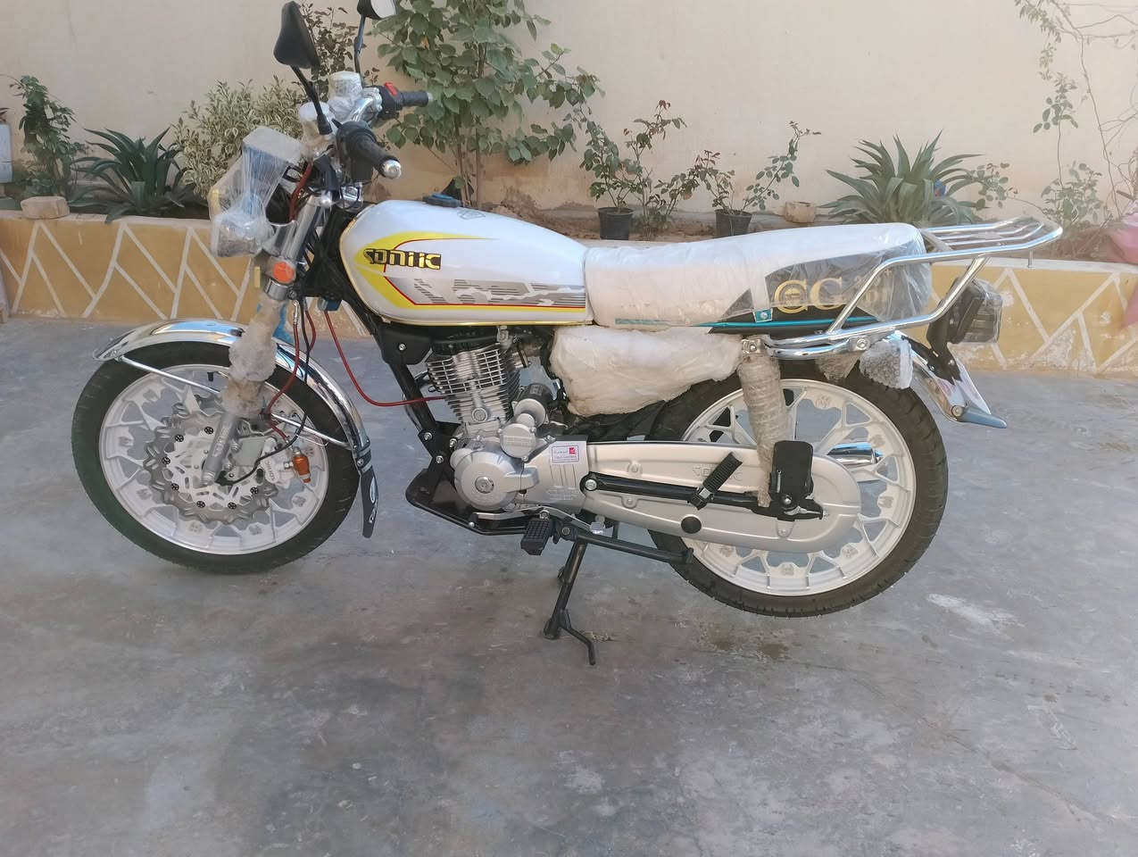 السلام عليكم دراجه للبيع موديل 25 سيفان المحرك 200 دراجه كل عيب ما بيها السعر 925ن ***********
