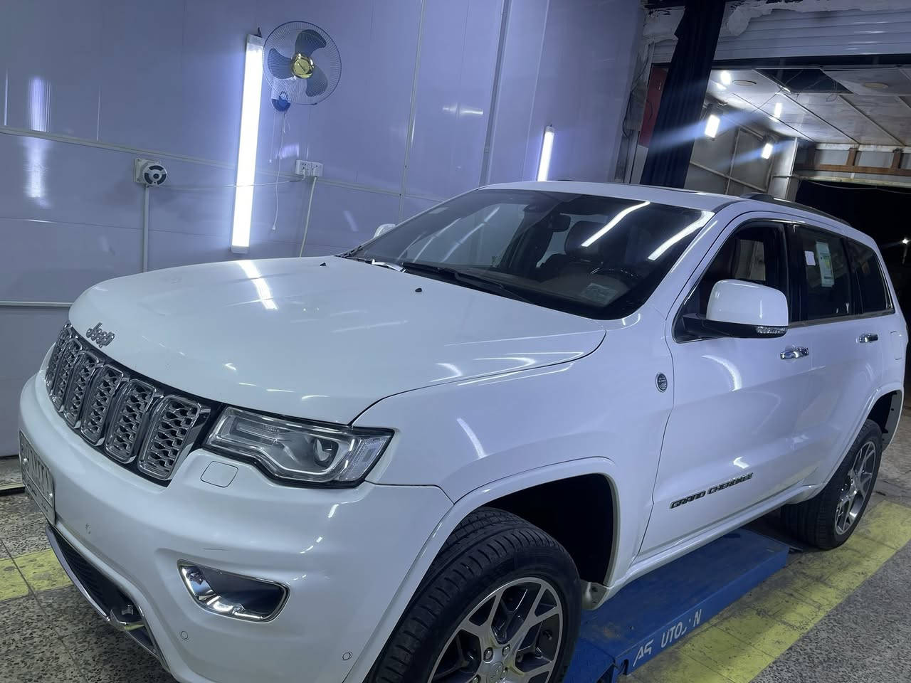 سلام عليكم جيب اوفر لاند
الموديل 2021 . (خليجي) .
اللون: ابيض
المحرك : V6.  3.6L . 
العداد :  45 الف كم
الضمان : 5 سنوات 
رقم بغداد بسمي تحويل مباشر 
 السياره حادثها بالعراق 
بدون ايرباك 
بيها تبديل بنيد وجاملغات 2
مضروبه صفاح 
المواصفات
* دفع رباعي 4x4 . 
* رادار جانبي مع مانع تصادم .
* تحذير الخروج عن المسار ⚠ . 
* تحذير النقطة عمياء ⚠ .
* شاشات خلفية . 3
*داخل جملي قرميدي المميز 
* نظام الاسطفاف الآلي (اوتو بارك) .
* ويل قياس 20 انج .
* سقف بانوراما . 
* شاشه كبيرة 8.4 انج . 
* نظام الخرائط (GPS) .
* نظام التعليق هوائي (جكات) . 
* ستيرن كهربائي . 
* المصابيح الأمامية زنون .
* كشافات الضباب زنون .     
* تشغيل عن بعد .
* صندوق كهربائي .
* مقصورة الركاب من الجلد الفاخر .
* حفظ وضعيات الجلوس (ميموري) . 
* المقاعد الأمامية كهربائية .
* المقاعد الأمامية تبريد وتدفئة .
* المقاعد الخلفية تدفئة .
* مشغل اقراص CD/DVD . 
* سستم صوت هارمون كوردون . 
* حساسات أمامية
* حساسات خلفية . 
* كاميرا خلفية .
* تدفئة ستيرن . 
* بخاخ ماء على المصابيح الامامي.
* المرايا الجانبية قابلة للطي .
* مرايا متحسسه للضوء العالي . 
* مانع تصادم خلفي .
* مقود السائق من الخشب . 
* بلوتوث تلفون . 
* محدد سرعة . 
* نظام التشغيل والاطفاء الاوتوماتيكي ( Auto Start System ) .
* نظام بريك اوتماتيكي ( Auto Break System ) .
السعر 300
مكلف بالنشر 
لشراي يتصل على الرقم 
تعليقك يعكس اخلاقك 
للستفسار من هذا الرقم 
‭0774 077 7045
المكان محافظه ميسان‬
مامتواجد على الفيس بوك
