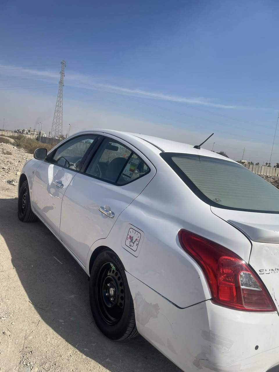 السلام عليكم نيسان صني2018  اربيل بسمي بيهه جاملغ امامي مصبوغ وجاملغ خلفي وصندوق اثر ضربه ما واصله للحوض والجاملغ الخلفي ربع منه بس المكينه بيهه كازكيت وامصلحه السعر 98 وبيهه مجال *********** بيع مستعجل  البصره القبله مكاني
