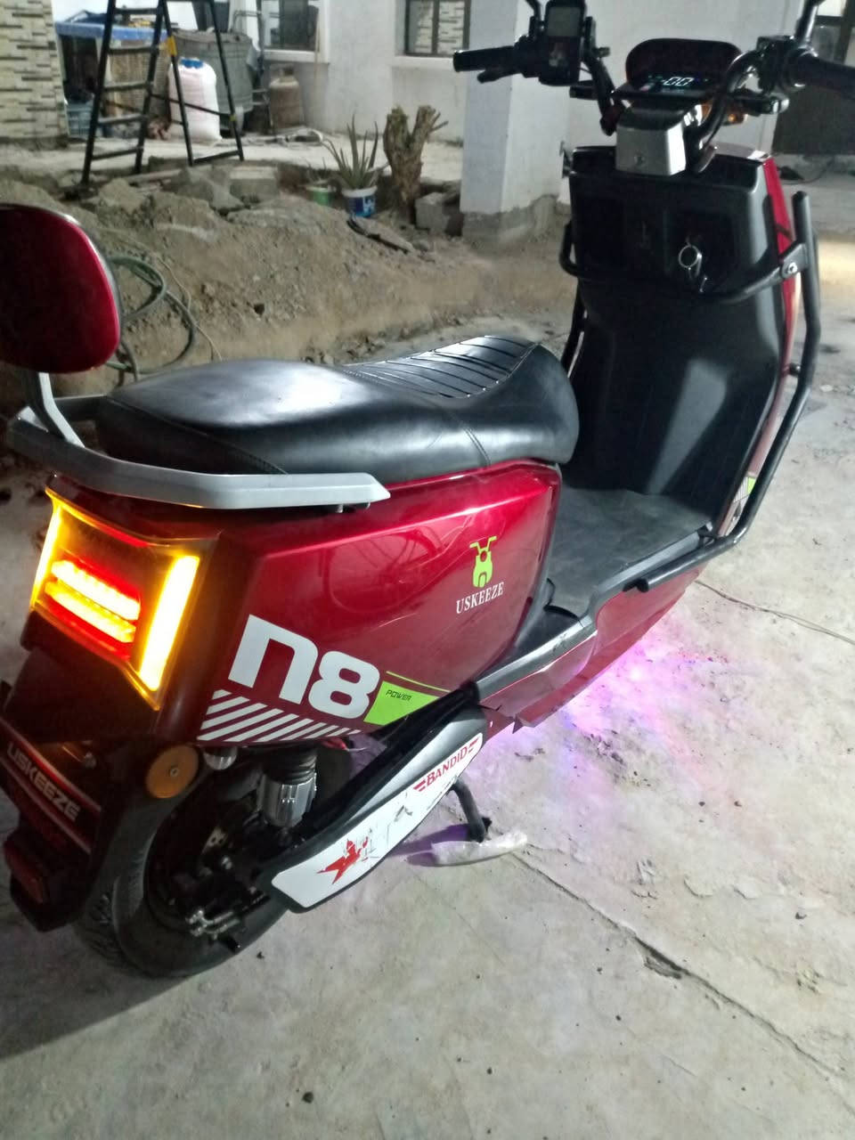 موطور شحن سكنس نوعية يوسكيسي موديل 2025 مدرع 6 بطاريات علفحص موطور مابي اي نقص جديد مواصفات الرجوع الى الخلف R  اشاير خلفية أمامية فدرالية احمر وازرك لايت شغال كلشي شغال مابي اي نقص تجوة خلفية
للاستفسار اكثر الاتصال على الرقم ***********
العنوان الرمادي حي الجامعة 
السعر 500 شراي اتصل على الرقم
