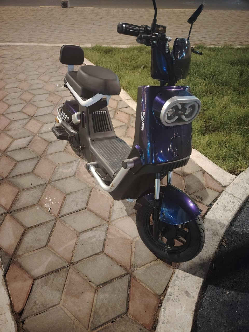 السلام عليكم دراجه شحن للبيع نضيفه بطاريات أربعه السعر 275 وبيها مجال واي ستفسار اتصال بالرقم *********** العنوان بصره حي الخليج
