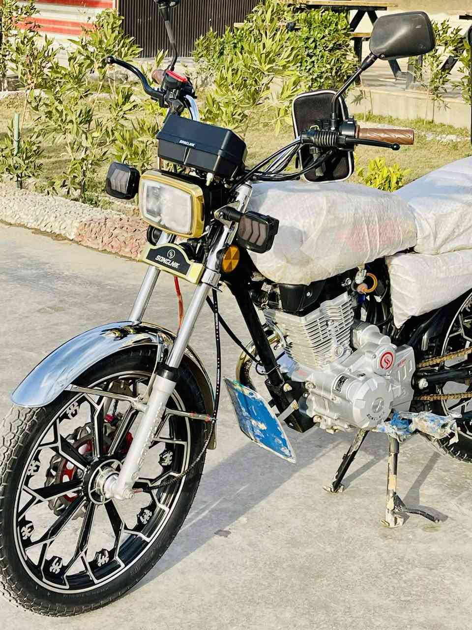 السلام عليكم للبيع دراجه سافان سونك موديل 2025 بصمه تشغيل عن بعد الدراجه خير من اللّٰه ونضيفه مكفوله اوراقه سكنر كامله السعر 950وبيه مجال لشراي ٠٧٨٨ ٥٨٦٠١٩٦ مكانها حصوة اسكندرية
