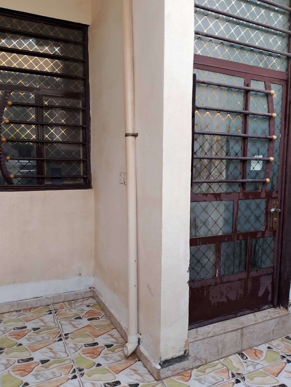 بيت في بهرز حي المصطفى قرب جامع الفتاح المساحه 100متر مربع سند 25يحتوي البيت ع طابقين بناء حديث سنه 2020 يحتوي البيت على غرفه نوم وصحيات وصاله واستقبال ومطبخ ومناور ثنين 
الطابق الثاني يحتوي ع غرفه نوم وصحيات وبيتونه والسطح ايزكوم للاستفسار الاتصال ع الرقم الاتي
: ***********
