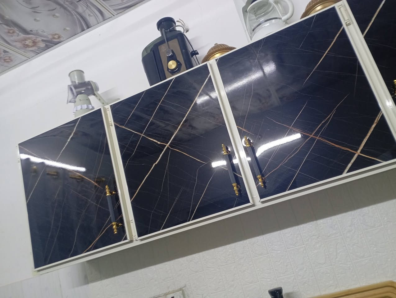 سلام عليكم كاونتر جديد 3مترات السنك مترين السعر 300للتواصل ***********
