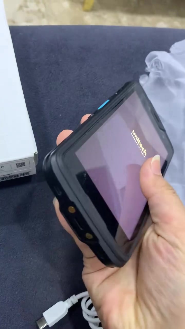 75 الف

يظهر في الصورة جهاز Unitech EA520، وهو حاسوب محمول متين (PDA) مصمم للأعمال، ويتميز ببطارية قابلة للإزالة بقدرة 4100 مللي أمبير.يحتوي الجهاز على قارئ باركود مدمج ونظام NFC، مما يجعله مناسباً للاستخدام في المستودعات والخدمات اللوجستية.يعمل الجهاز بنظام أندرويد ويأتي بذاكرة 4 جيجابايت رام و 64 جيجابايت للتخزين.


**إذا كنت صاحب هذا الإعلان وتريد حذفه لأي سبب، رجاءا أرسل رسالة إلى الدعم الفني**