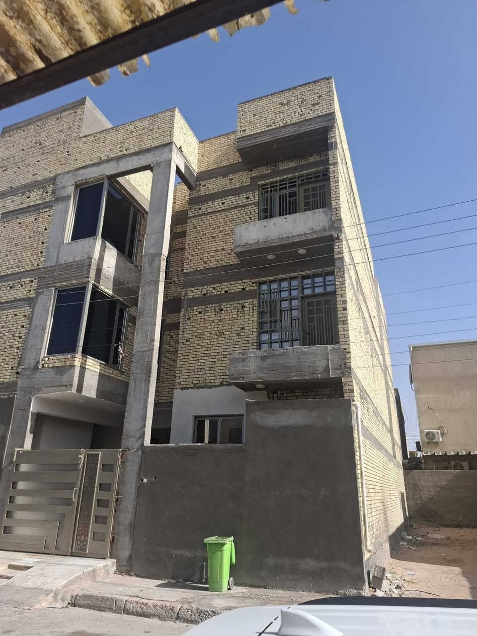 بناية في ( حي الاساتذة قرب شارع بغداد) ثلاث طوابق المساحة 250 متر الواجهة 12,5×20 مكونة من طابق ارضي دار سكني كاملة يحتوي على استقبال وصالة وغرفتين منام ومطبخ حار وبارد وكراج وحمام مشترك خارجي وصحيات ولوندري( مجمع صحيات) ومصعد ينتهي في طابق الثالث ودرج خارجي) الطابق الثاني يحتوي على شقتين مساحة الشقة 115 متر لكل شقة الشقة الواحدة فيها غرفتين منام وصالة ومطبخ مفتوح وحمام مشترك، والشقة الثانية نفس التصميم ، والطابق الثالث نفس التصميم شقتين ونفس المواصفات مع سطح وستارة بأرتفاع متر ونصف المتر وبيتونة، البناية جمعيها مبنية من مادة الطابوق والسمنت ومسلحة تسليح نظام البنايات،
السعر 800,000000
المراجعة على الارقام ادناه
*********** واتساب
