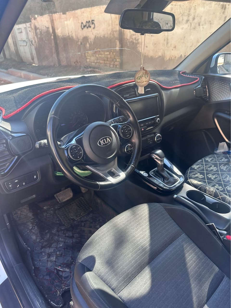 كيا سول موديل2020 وارد امريكي حادثهه بنيد فقط ومبدل بلادي نفس اللون وبيهه بارد بلچاملغ الامامي وباب الخلفي ماشيه 43 m بدون ايرباك رقم بابل بصمه وكرسي كهرباء
السعر 142
ت *********** حلة, بابل
