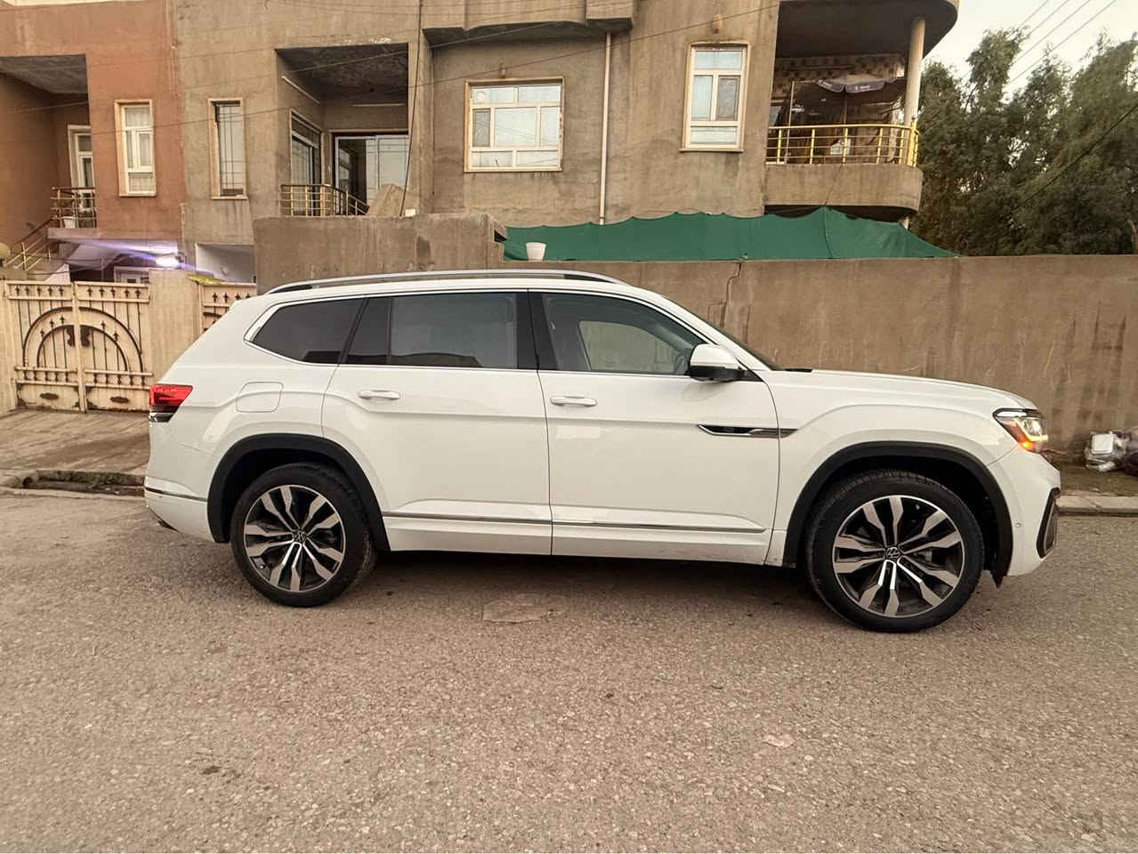 اطلص موديل 2022 فول فول مواصفات sel جاملغ صبغ بدون دواخل وبدون ائرباگ وشبر صبغ بالباب السايق اهنا صبغنا بالعراق محرك سته سلندر السيارة مال بيت وبسمنه السيارة والسعر   32$ رقم تليفون *********** أربيل, العراق
