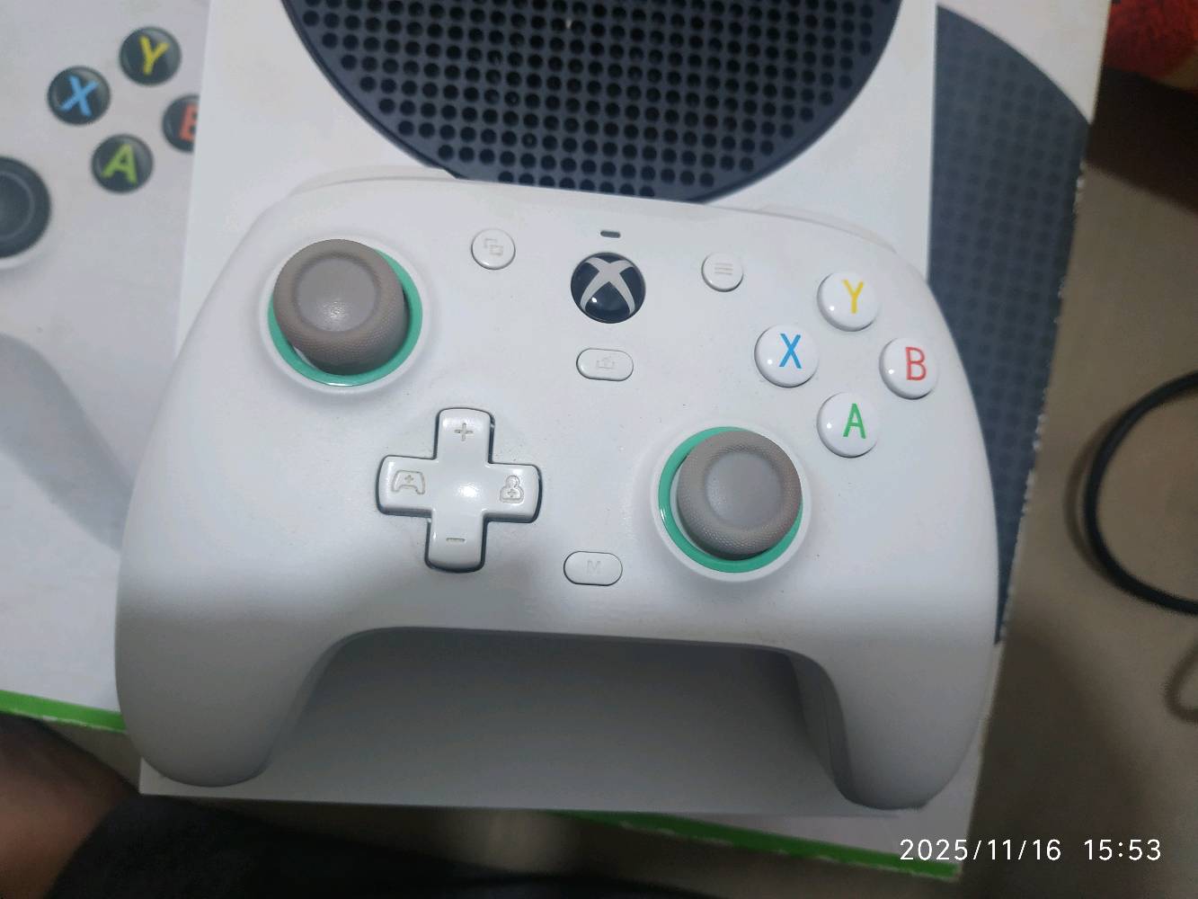 سيريس اس مستعمل بس نضيف كلش واستعمالة قليل هوة و الكارتونة مالتة والجويستك او اليدة مالتة هي الكيم سير الي الكير مالهة مغناطيسي يعني ما تخرب ولا يصير بيهة درفت ويجي وياة اليوبي اس شركة زيوس ويجي وياة سماعة هدية وحتى لعبة GTA5 مشتريها يعني راح تبقى بالجهاز 
مكاني البصرة قضاء المدينة رقمي
***********
سعرة 380 الف وي اليوبي اس 
بدون اليوبي اس 335 وبيه مجال للخوش ولد