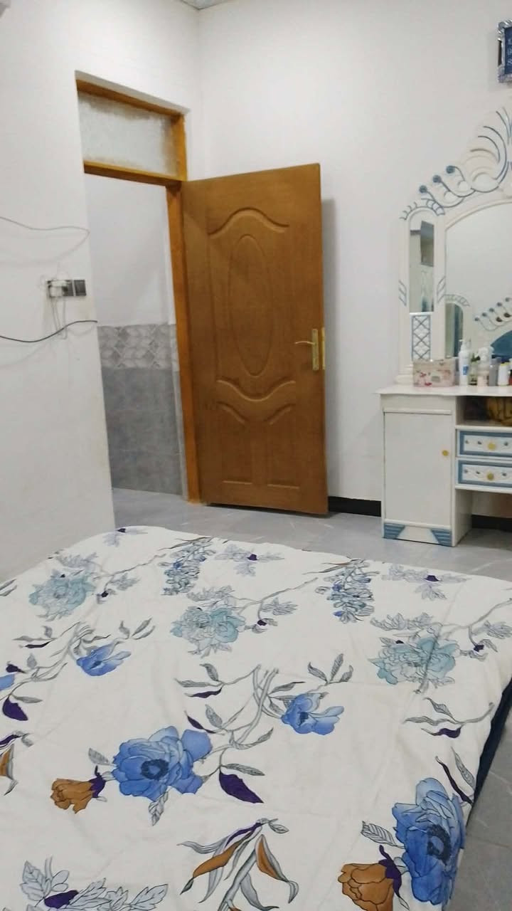 50متر للبيع عمود 327 وتنزل بالخط الثاني البيت نضيف 
ويا كاونتر وغرفة وتانكي وكيزر السعر 24 مع المجال بيع نقد فقط علما اني صاحب البيت 
***********
