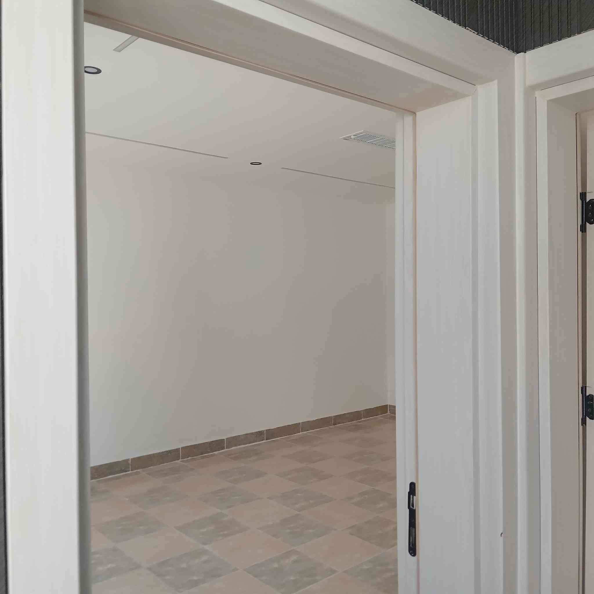 ئەم خانووە بۆ فرۆشتن لە بەکرەجۆ
ڕووبەری خانووەکە 180 مەتری تاپۆیە
ڕووی ڕۆژهەڵاتە
خانوەکە پێکهاتووە لە دوو ژووری نوستن و میوان و مەتبەخ و موساعید وهۆڵ و موشتەمەلات و هەورەبانێک 
خانووەکە دەکتی موبەریدەی بۆ کراوەو سەقفی کنافە
نرخی ئەم خانووە 10 دەفتەر و معامەلەیە
بۆ زانیاری زیاتر پەیوەندی بکەن بە نووسینگەی نوێ بوونەوە ***********
