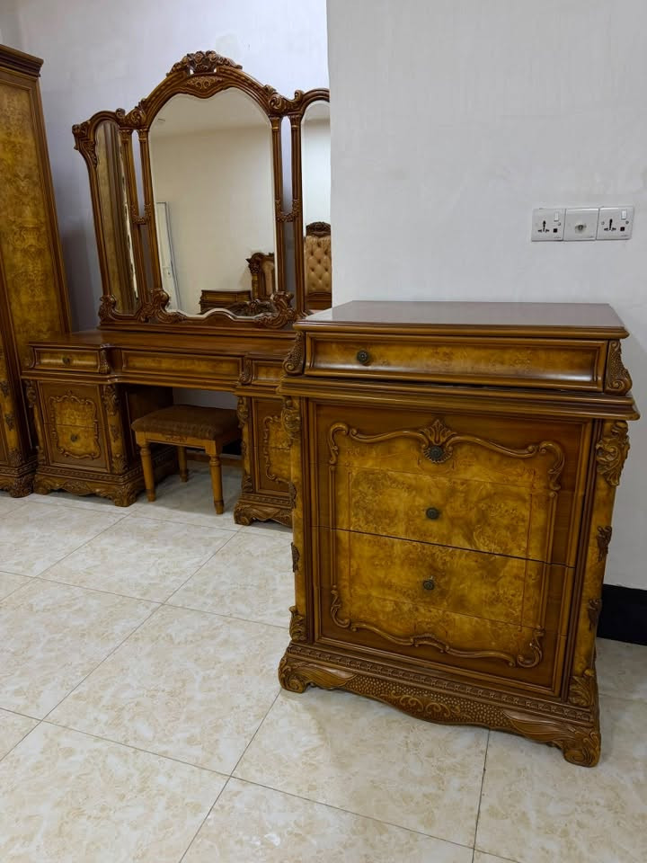 السلام عليكم .. 
توجد غرفة نوم كبيرة الحجم صناعة اماراتي ب٩٥٠ 🛌
تخم صناعة عراقية من شركة البرونز للاثاث ب٤٥٠ 🛋️
الموقع 📍 بعقوبة الجديدة 
للتواصل 📞 ‭***********‬
