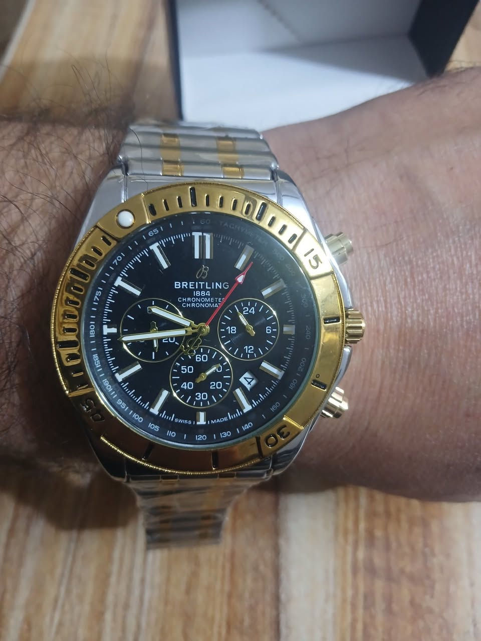 ساعه باله كرونوغراف فاخرة تتميز بلبسها الجذاب طلعتلي بهذا الشكل مع علبته الاصليه 30 الف مع التوصيل بالعافيه الي ياخذها 

المميزات:
المينا: أسود مع عدادات فرعية للكرونوغراف ونافذة للتاريخ.
سناتر كله شغاله 
قطرها 45
الإطار: إطار دوار أحادي الاتجاه باللون الذهبي مع مؤشرات بارزة.
الحركة: تتوفر النسخ الأصلية بمحرك أوتوماتيكي (Automatic)، بينما تتوفر بعض النسخ في الأسواق بمحرك كوارتز (بطارية).


**إذا كنت صاحب هذا الإعلان وتريد حذفه لأي سبب، رجاءا أرسل رسالة إلى الدعم الفني**