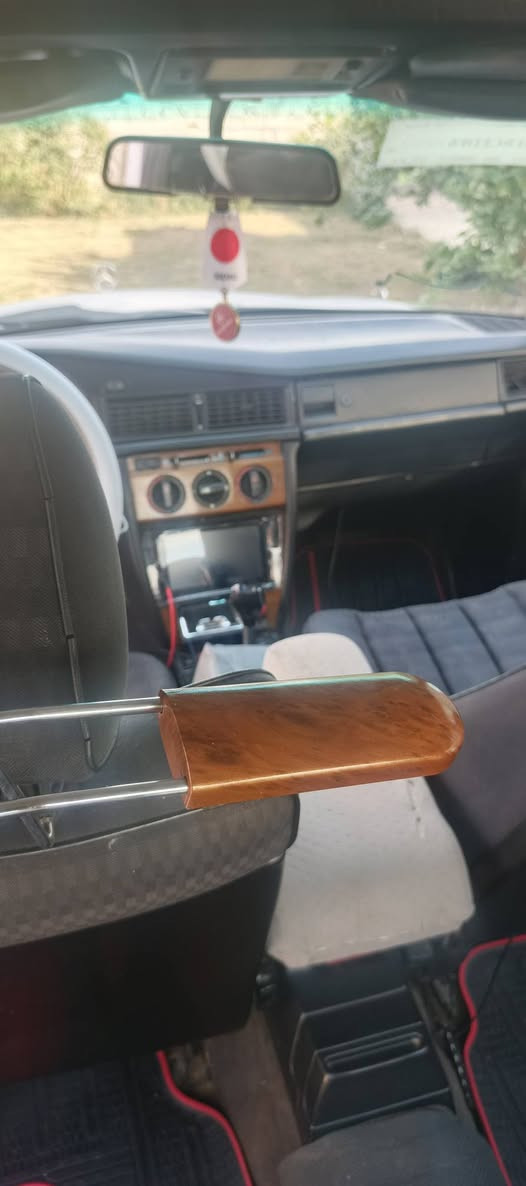 مرسيدس 190 طيارين موديل 1993 وارد يابان رقم اربيل دولي شرط التحويل او الوكاله وكاله عامه باسمي قواعد دبلات وشواصي بلادد

سيارة بيهة قطعه صبع وتكحيلات بسيطه والباقي بلاد
 
محرك كير ونجي شرط 

صدر خلفي امامي جديد 
كهربائياتها كلها شغاله
تبريد ثلج 
سنتر لك ريموت 
تخم تاير جديد 
شاشه وكامرا 
مواصفات آخر...
ديالى الخالص او بعقوبة
السعر ٥٨ بيهة مجال
***********
***********
