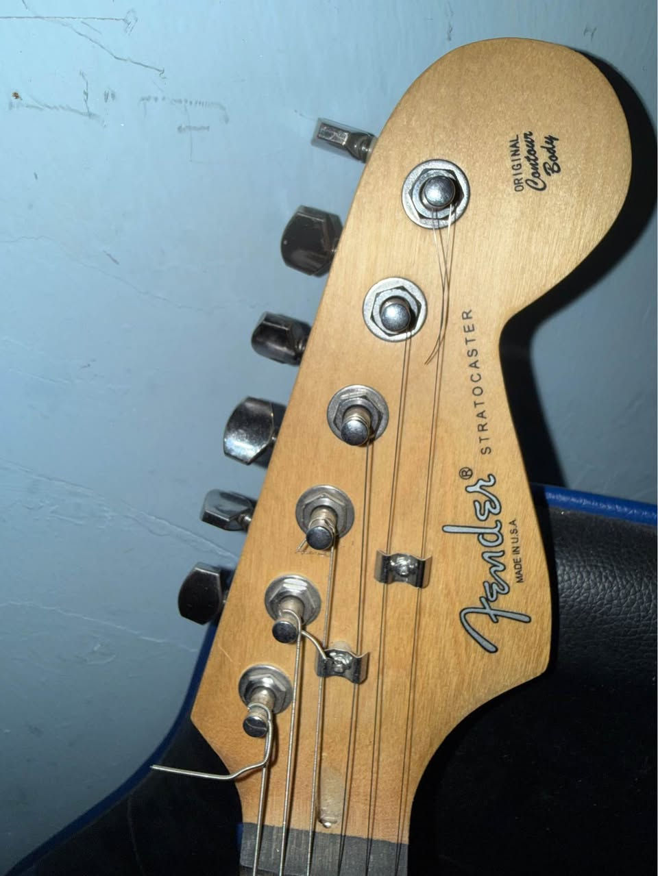 كيتار فندر ستراتوكاستر Made in USA
كيتار كهربائي الكترك
حاطيلة PickUp humbcker Custom
وارتفاع الاوتار ناصي وسهل للعزف
(بي شخوط وصبغ طبقه خارجية علمود شكله يصير فنتج)

وملحقاتة
مضخم صوت Amp متنقل شحن 10 واط
دواسة Pedal Overdrive تسوي الصوت خشن ووياها المحوله
2 كيبلات للكيتار واحد اصلي والثاني تجاري
ووياة حقيبة
و كابو Capo
و 2 ريش picks
و اوتار احتياط دداريو

صوت الكيتار كلش حلو و التون ثابت 
السعر 180 الف دينار عراقي
توصيل بغداد متوفر بغداد, العراق


**إذا كنت صاحب هذا الإعلان وتريد حذفه لأي سبب، رجاءا أرسل رسالة إلى الدعم الفني**