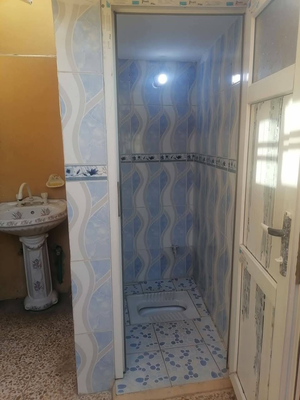 السلام عليكم بيت الايجار مساحه 125متر مربع يتكون من غرفتين نوم استغبال او هوء او  صحيات او مطبخ حس الانتصار خلف المستوصف التفاصيل مراسلت الصفحه الخاص مفتوح بدل الإيجار 250الف ***********
