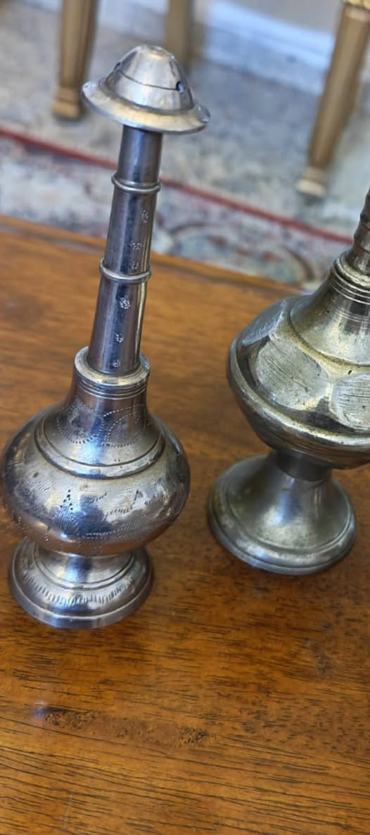 السلام عليكم
مرشات ماء ورد نقش وتخريم يدوي عدد ثلاثه مميزات شغل قديم اذري معدن عدد ثلاثه ارتفاع الصغار عدد ٢ (١٥) سم والكبير (٢٠) سم


**إذا كنت صاحب هذا الإعلان وتريد حذفه لأي سبب، رجاءا أرسل رسالة إلى الدعم الفني**