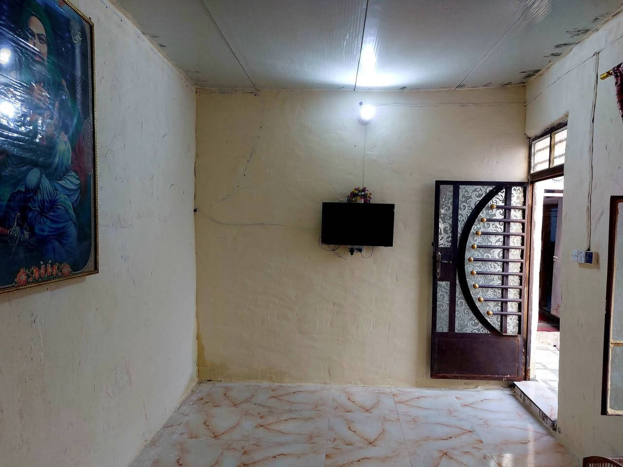 السلام عليكم بيت حواسم للبيع يحتوي على استقبل +غرفتين نوم +صالة +مطبخ+ساحة كبيرة+مطبخ /المساحة 140متر السعر 14او بية مجال للطيبين/*********** رقمي بية وتساب
