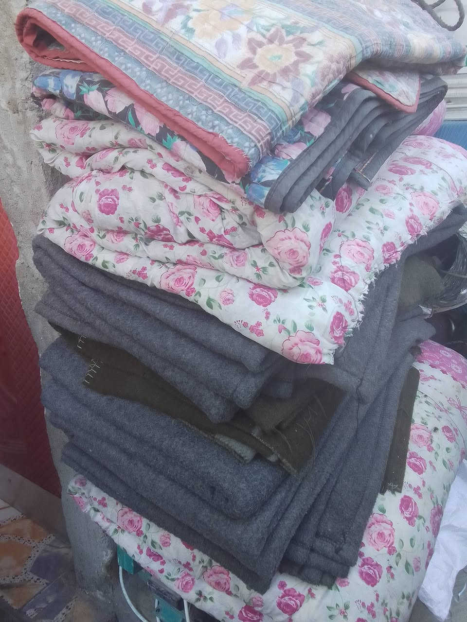 للبيع فرشه طولها 4في4 وشاحنه ودواشك صوف شرط وبطانيات انظاف حيل كلها 75الف وبيها مجال مكان جانب الايسر حي التأميم قرب حمام التأميم رقم الهاتف ***********
