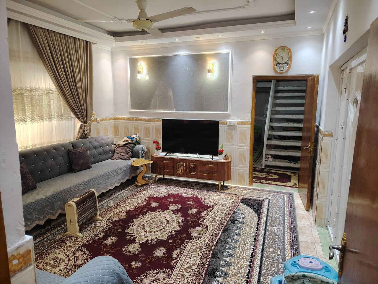 ياالله السلام عليكم بيت للبيع منطقة السراي
المساحة 180 متر طابقين يحتوي على 4 غرف نوم
وهول ومطبخ واستقبال وصحيات داخلية وخارجية وكراج
للاستفسار الاتصال على ***********
***********
