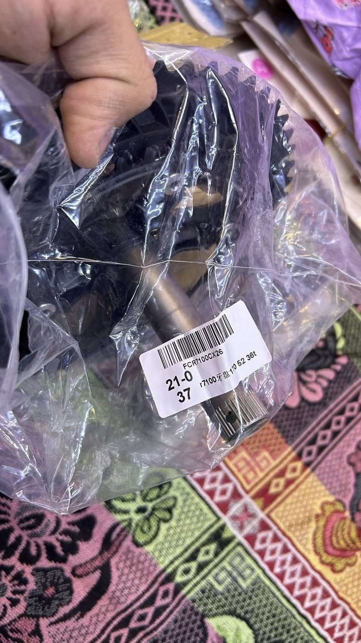 سلام عليكم كباتن متوفر نص سيت 😂   
 الجيل السادس Shimano 105 
R7100
Speed 12 
اذرع قياس 170 ملم
صينية 36-52 T
دشلي 12 speed
زنجيل 12 speed 
براكيت BBR60
جديد وضع الشركة غير مستخدم 
للتواصل ***********
