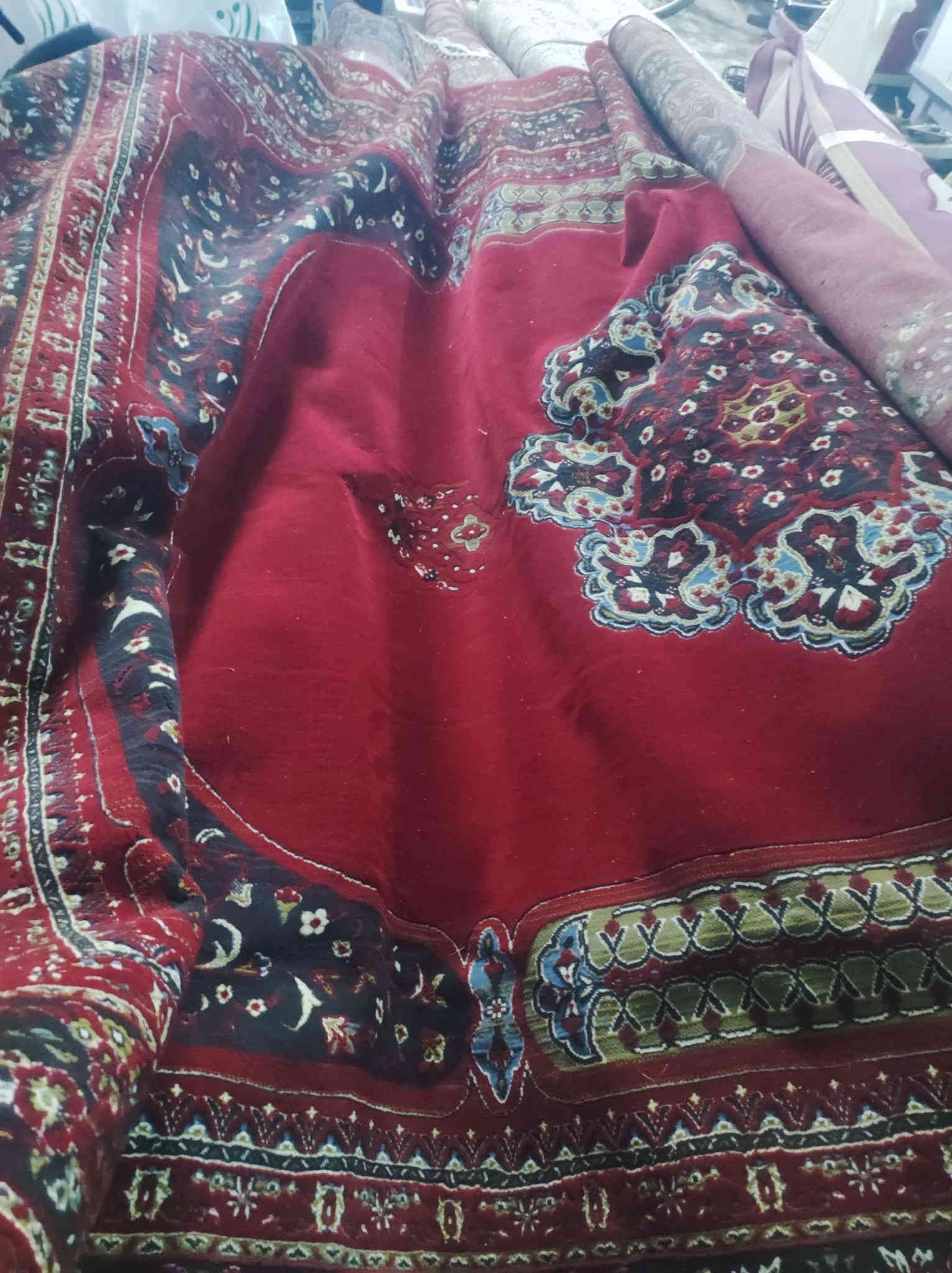 فە رشی ئێرانی سوره کانمان  لایه شتی  زۆر   جوانوو   تازه 8دانە  یه   دوو دوو له یە کن    قیاسیان  3به4  ئه توانی  بۆ ژورێکی 4به6 به کاری بێنی  وو   3به5ی   تیایه   له که لار  کۆنە  ***********
