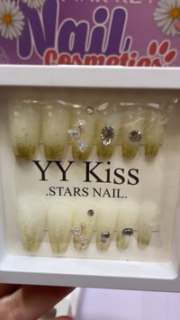 اظافر اكريلك • ستيكرات لاصقة • ديزاينات متنوعه