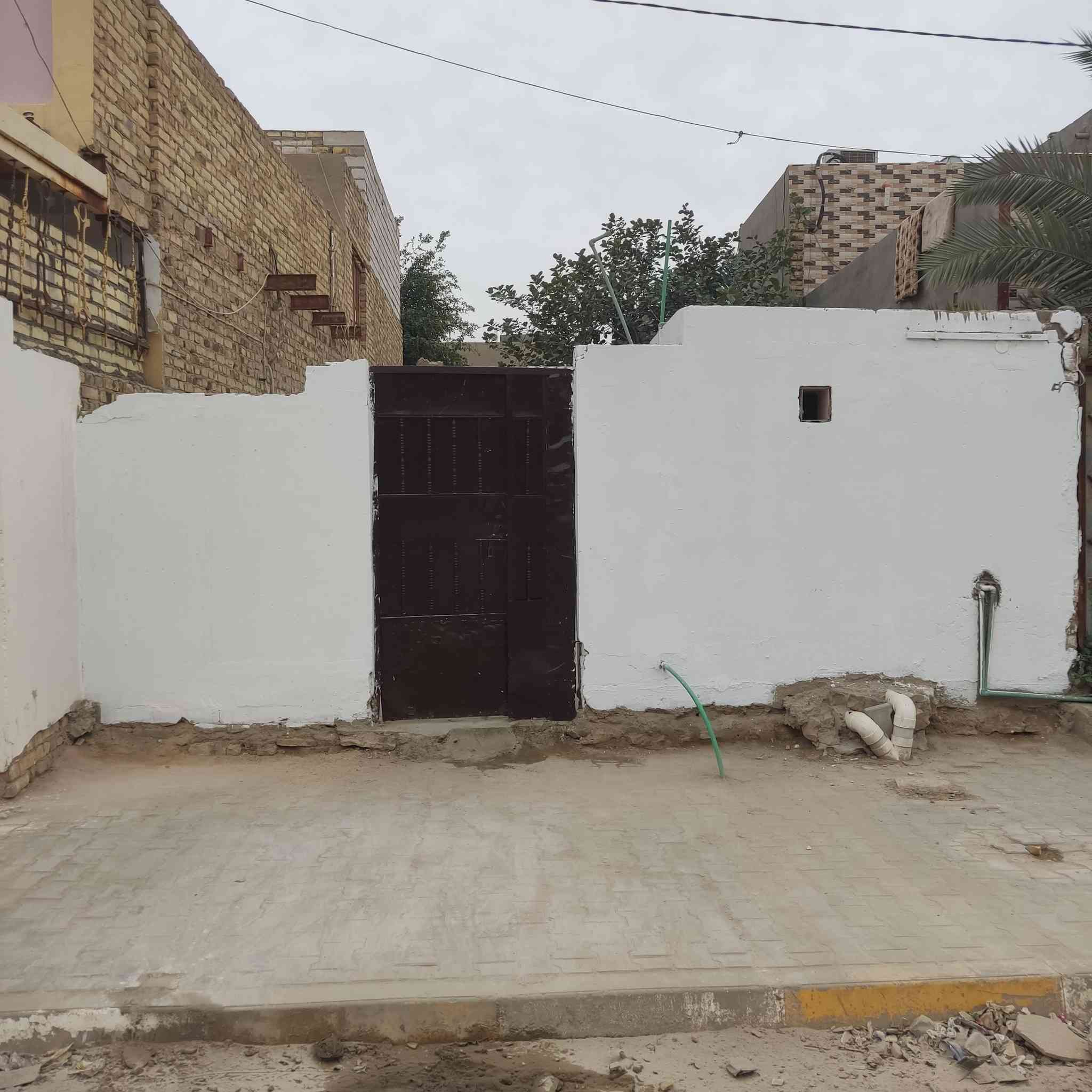 بيت للبيع..
المساحة/ 94 متر طابو صرف حر
الموقع/قرب گراج الملاحه الشارع الرئيسي المقابل گراج الديوانية بالضبط. 
البيت قديم وتم ترميمه حالياً جاهز للسكن. 
للإستفسار الإتصال *********** او واتساب على نفس الرقم.
