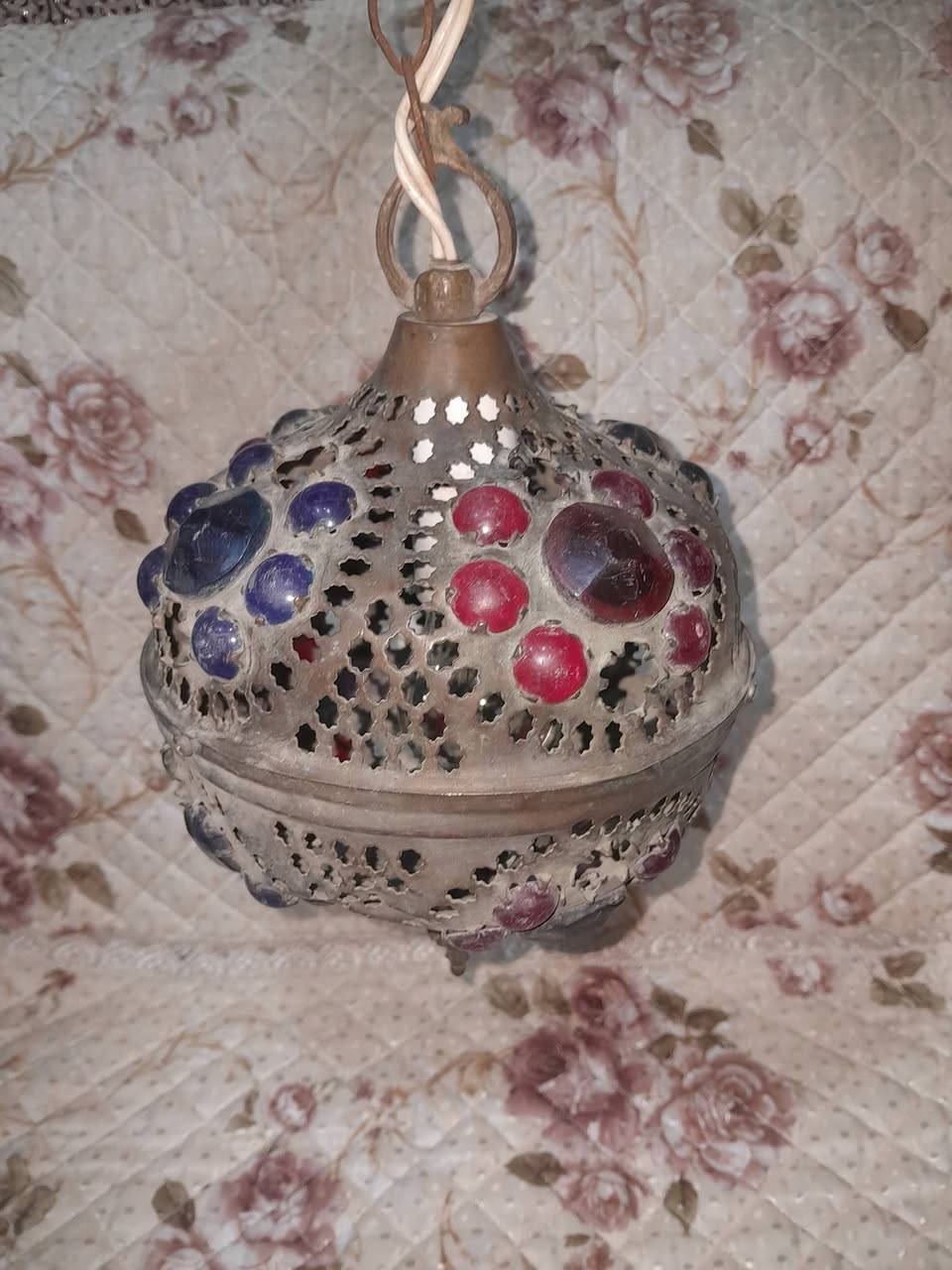 فانوس نحاس تعليك بغدادي قديم انتيكه
شغال على الكهرباء 
السعر ٤٠


**إذا كنت صاحب هذا الإعلان وتريد حذفه لأي سبب، رجاءا أرسل رسالة إلى الدعم الفني**