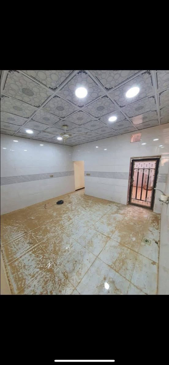 السلام عليكم دار للبيع في الديوم بل ١٦ الف بنص الخدمات والسكن قرب شارع ٦٠  من جهة الفلكه عرض الشارع ١٥ متر مساحه الدار ١٥٠ متر وجه ٥ نزال ٣٠ متر طابقين يتكون من 3 غرف نوم صاله استقبال مطبخ ٣حمامات سيراميك سقوف  بناء صاحبه على ايده سعره مناسب جدا بسعر ٦٥ مليون للاستفسار الأتصال على الرقم ***********
